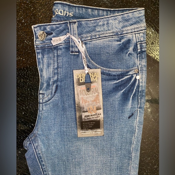 Woman’s jeans with bling detailing - Picture 2 of 11